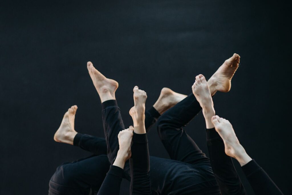 Avaleht Energetic dance performance featuring a group of dancers' bare feet in an artistic composition.